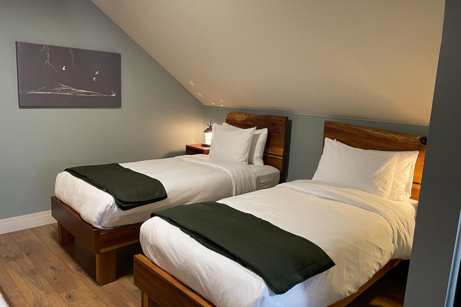 Bedroom2: King beds in split twin position